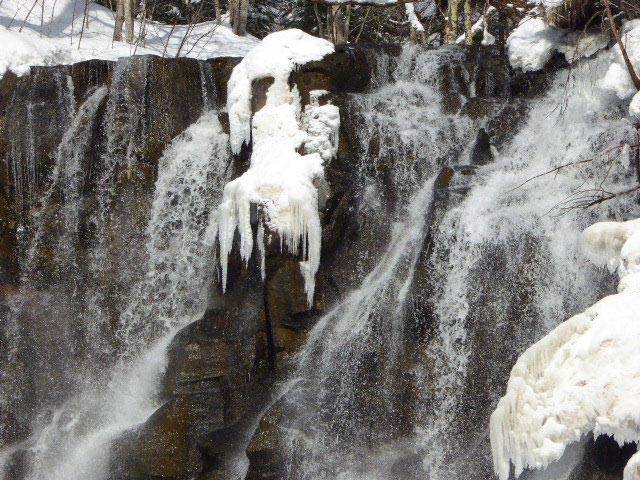 アシリベツの滝氷爆