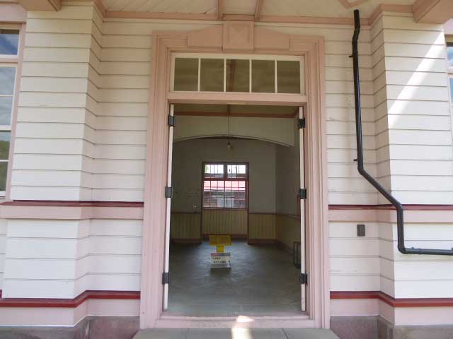 8.旧浦河支庁庁舎、入り口