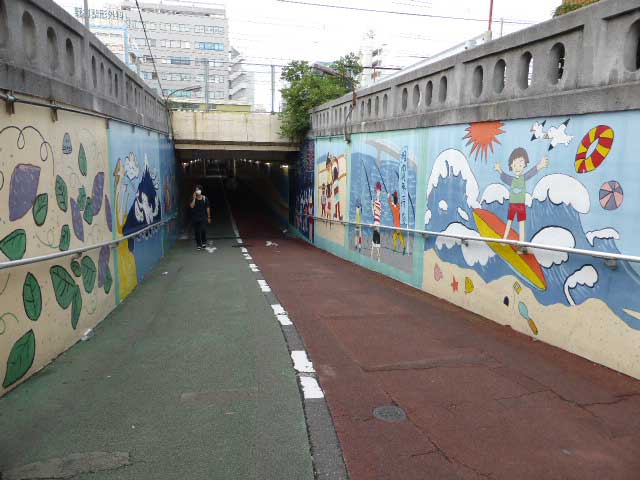 東口～西口のトンネルにもアートな壁画