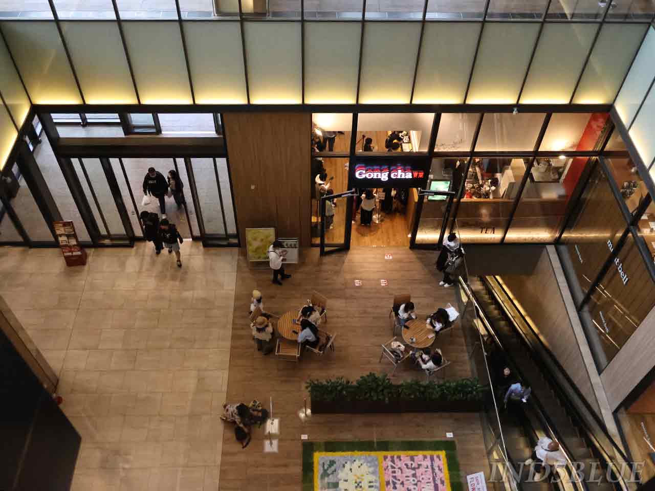 赤れんがテラス、2Fから1Fを見た様子