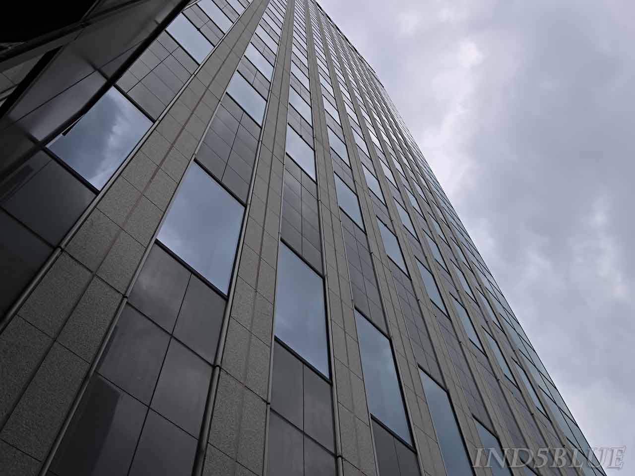 眺望テラスから見上げたビル(1)