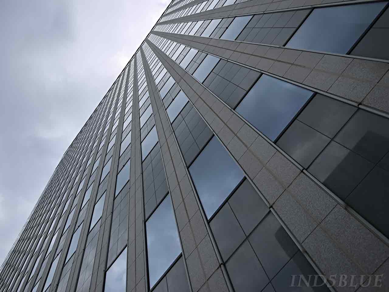 眺望テラスから見上げたビル(2)