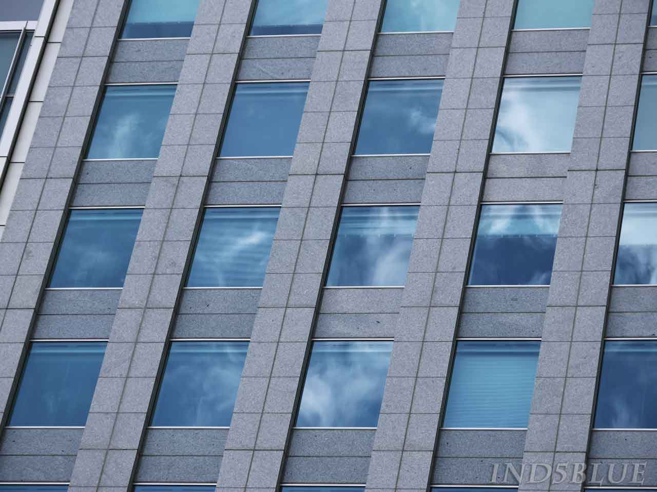 ビルに映る、空と雲