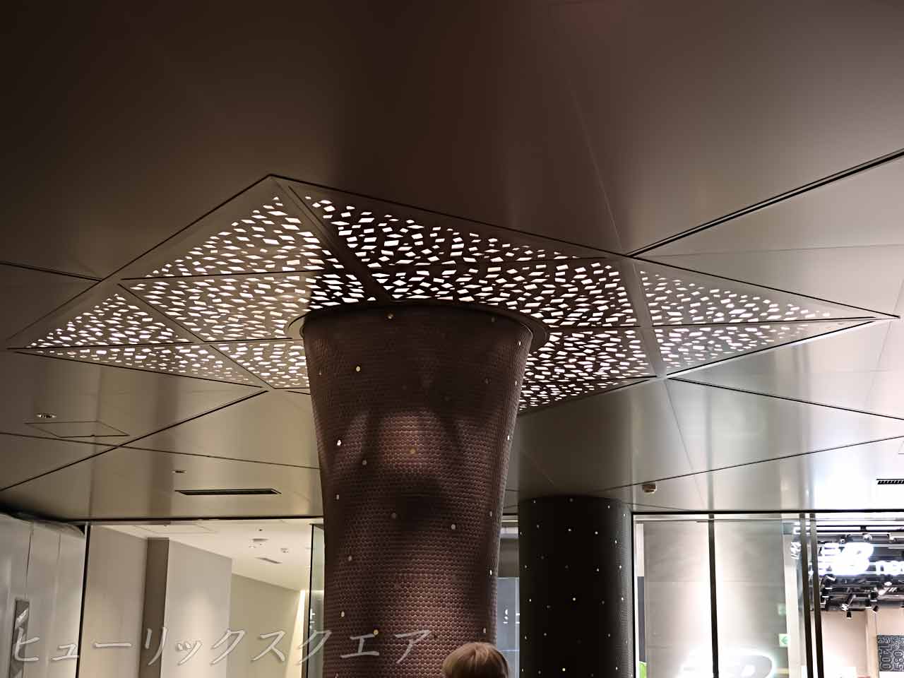 ヒューリックスクエアの天井