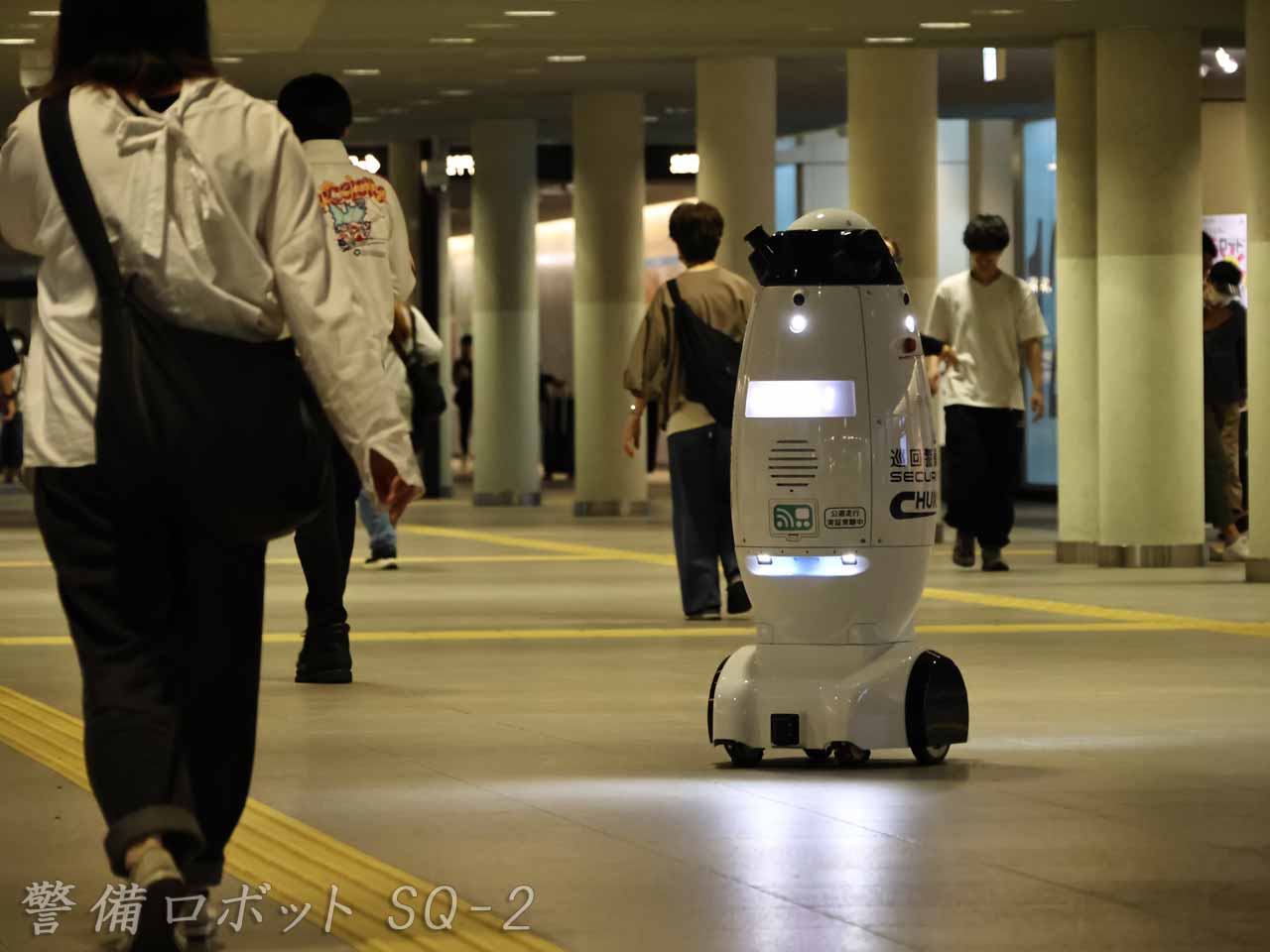 警備ロボットR2-C2、センサーで人をよける