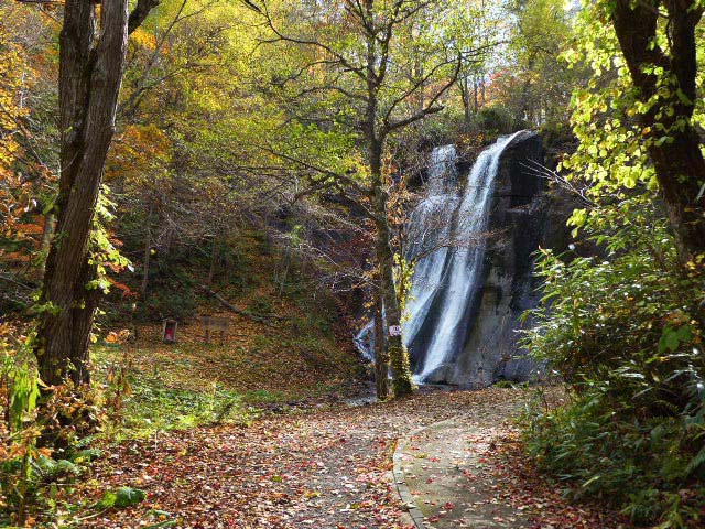 滝野すずらん公園渓流口鱒見の滝