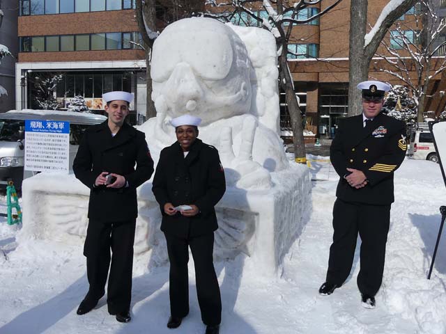 小雪像、米海軍と船員さんたち