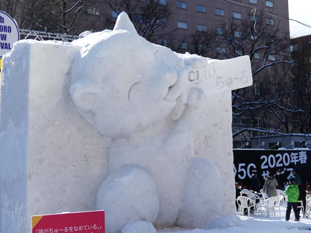 中雪像、猫がちゅ～るをなめている