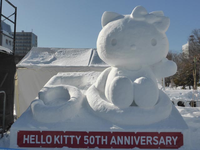 小雪像、ハローキティ