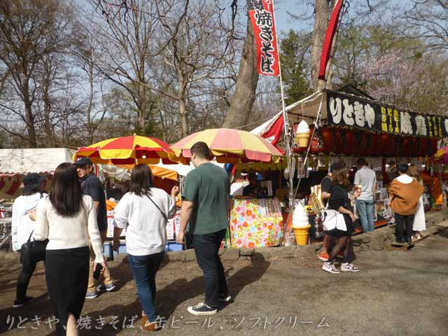 屋台、やきそば、缶ビール