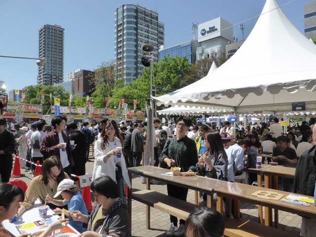 札幌ラーメンショー、白いテント席