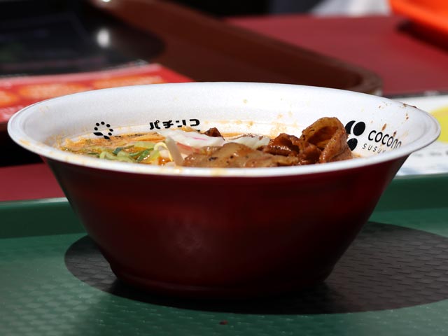 ラーメン、本格的などんぶりでボリューム満点