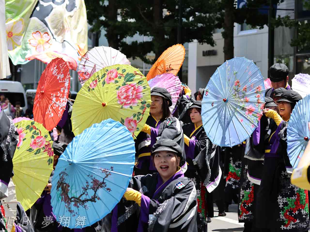 カラフルな傘を広げて決めのポーズ