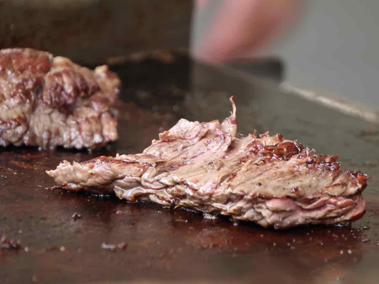 鉄板で肉を焼いています