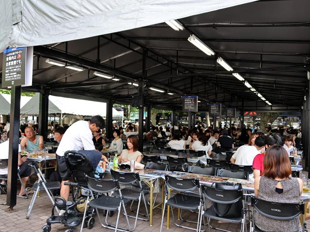 ASAHI SUPER DRY BEER PARK、三角屋根のテーブル席