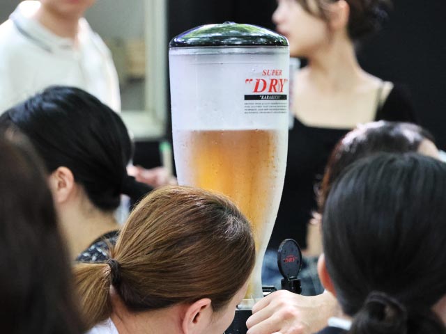 ASAHI SUPER DRY BEER PARK、冷えた大きなビールピッチャー