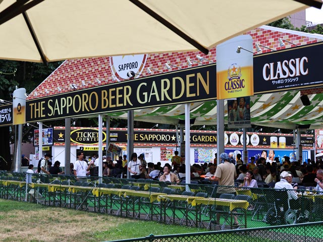 THE サッポロビヤガーデン、三角屋根のテント席