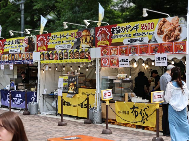 世界のビール広場、布袋のザンギ、チーズステーキバーガー屋台