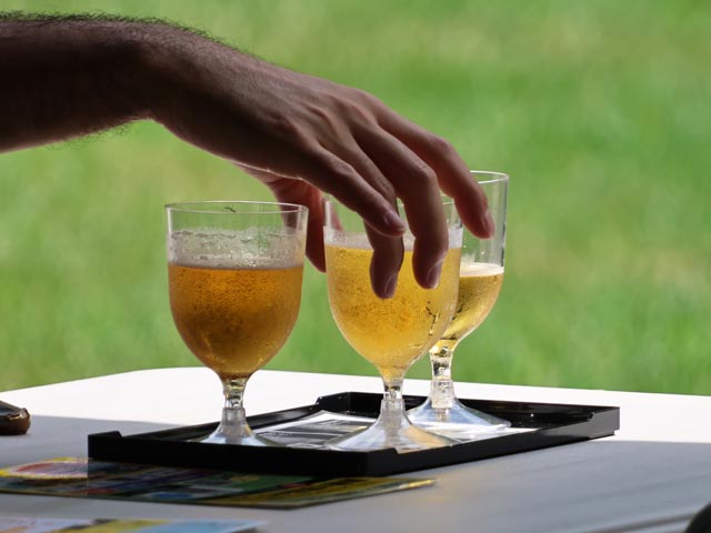 世界のビール広場、ワイングラス位で色んなビール飲み比べ