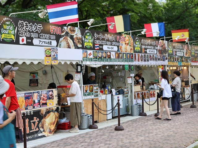 世界のビール広場、焼きホタテ、シーフードなど世界のフード屋台