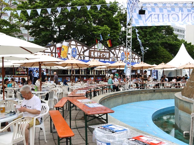 札幌ドイツ村、噴水周りテーブル席