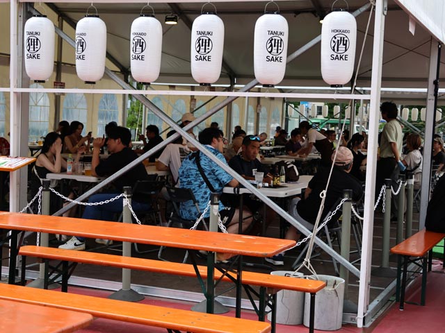 Riverside Sake Garden、白い屋根のテーブル席になっています