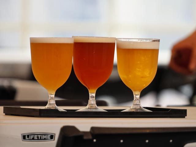 Riverside Sake Garden、200cc位のグラスに色違いのビール