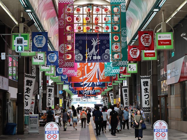 狸小路商店街・夏祭り、屋根に提灯飾り