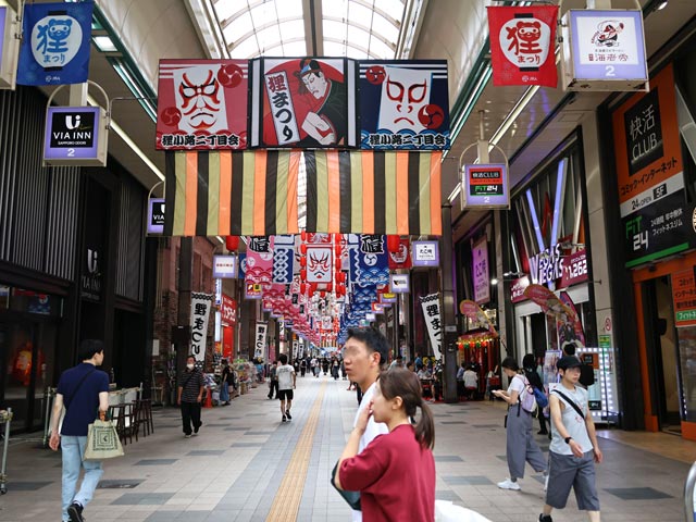 狸小路商店街・夏祭り、屋根に提灯飾り