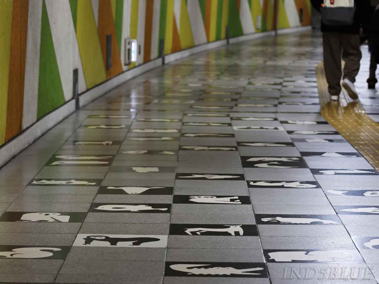 地下歩道のタイルに色んな動物の絵