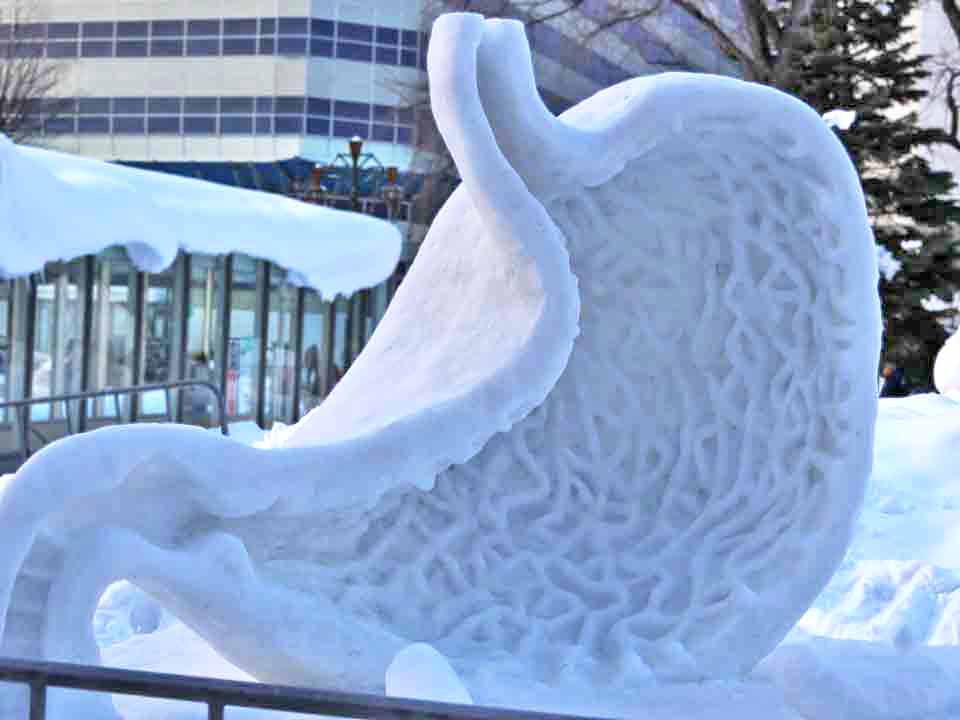 小雪像：胃を大切に