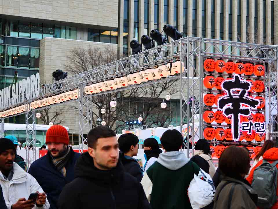 サッポロスマイルひろば入り口、沢山の提灯