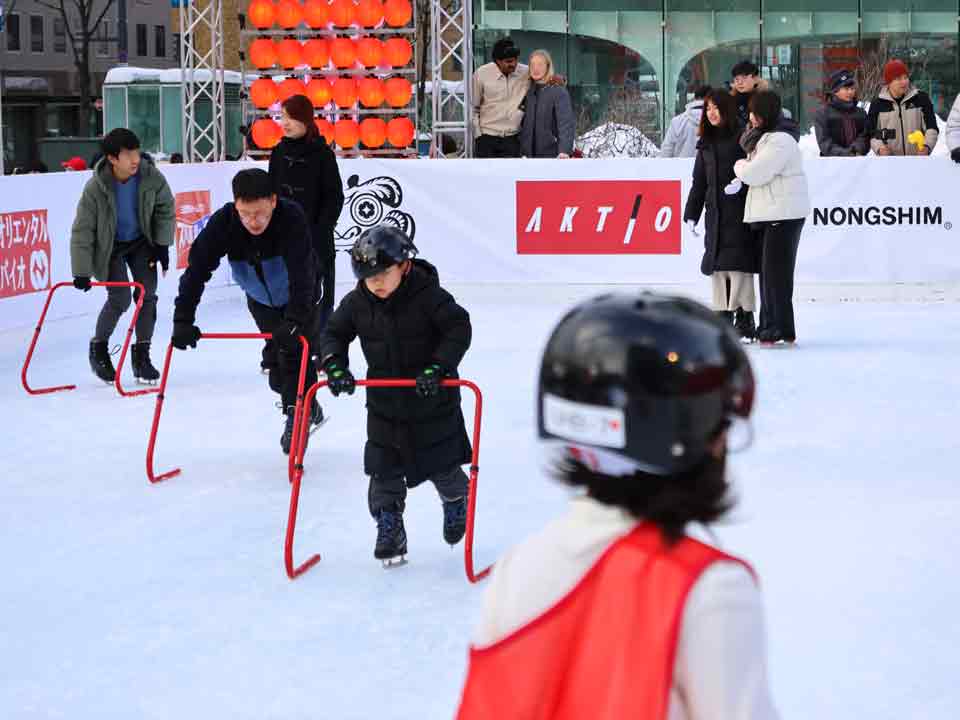 スケートを楽しむ親子
