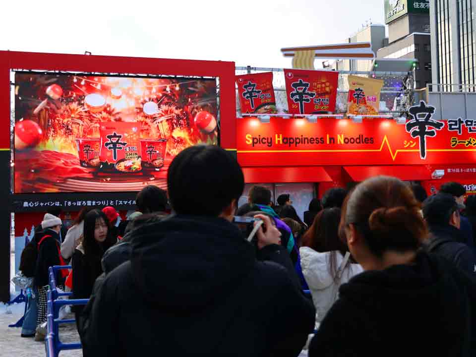 辛ブース、行列