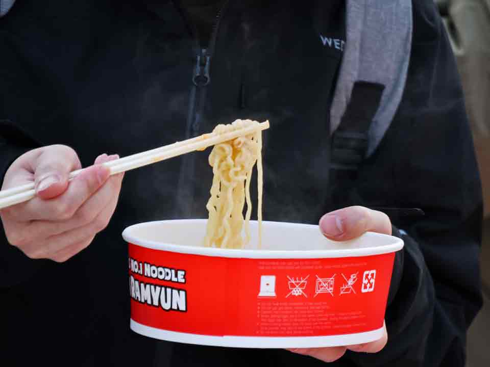 大きいカップの辛ラーメン