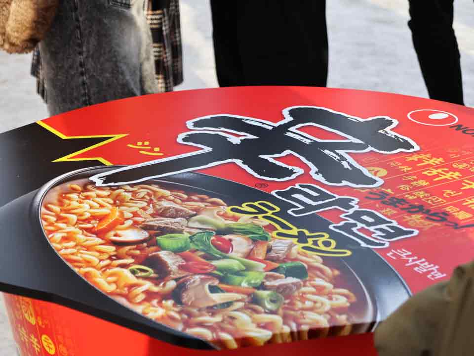 テーブルも辛ラーメン