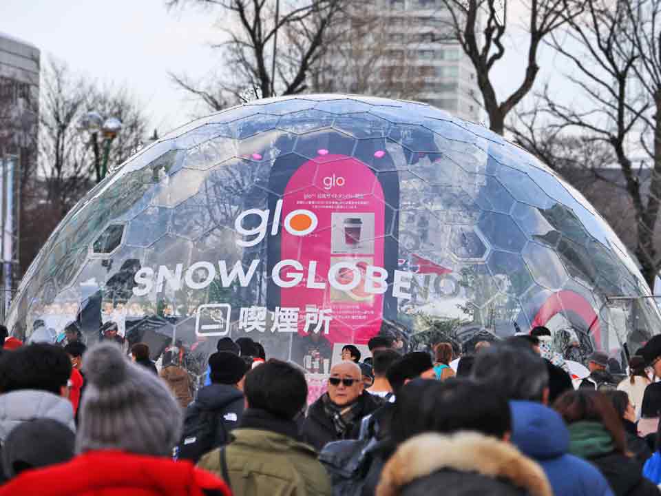 透明の大きな丸い喫煙所