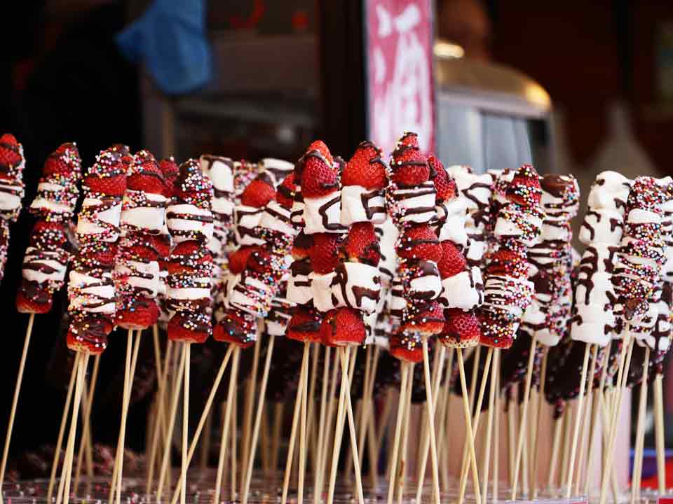 串に差したチョコバナナ、イチゴとマシュマロ