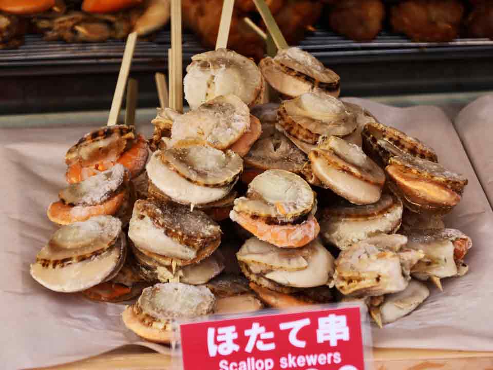 大きな串に差したホタテ