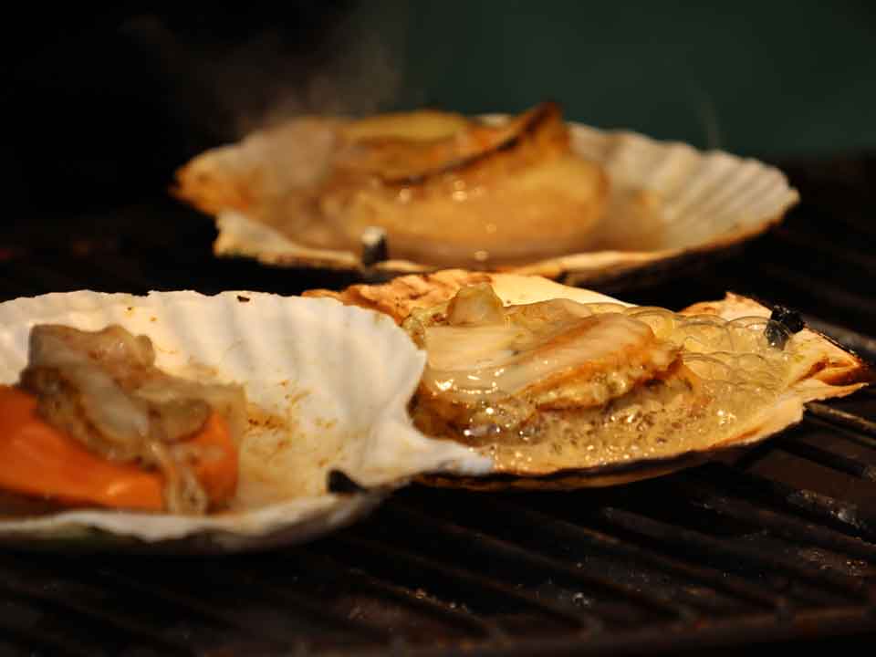 貝殻で焼いているホタテ