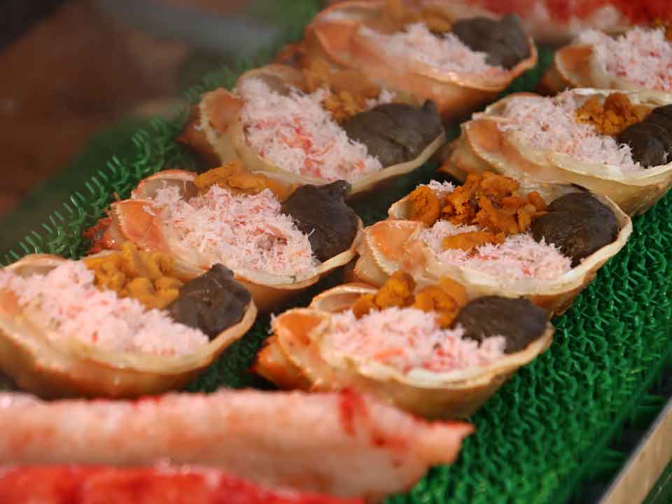 カニの甲羅にウニ、カニの身