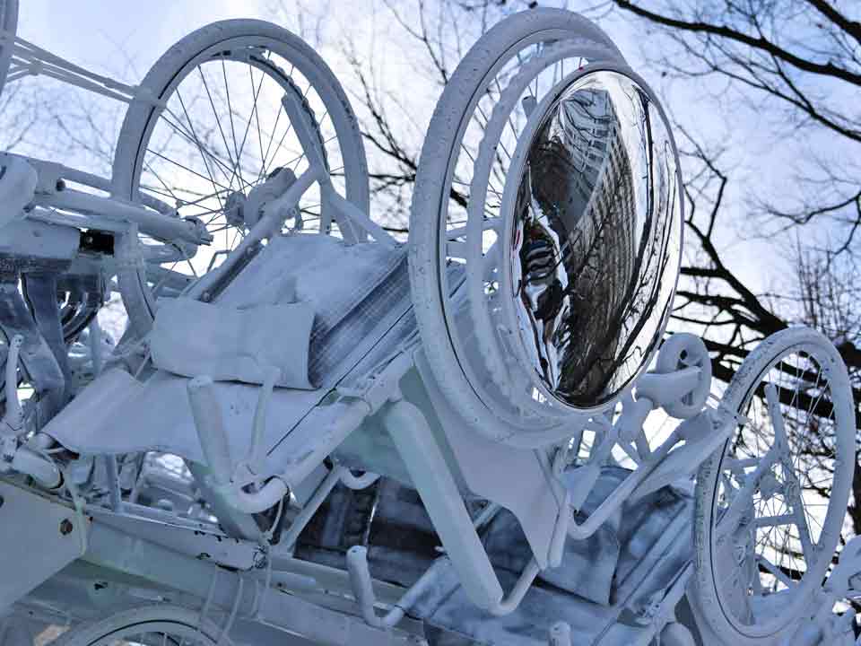 真っ白にペインティングされた車椅子