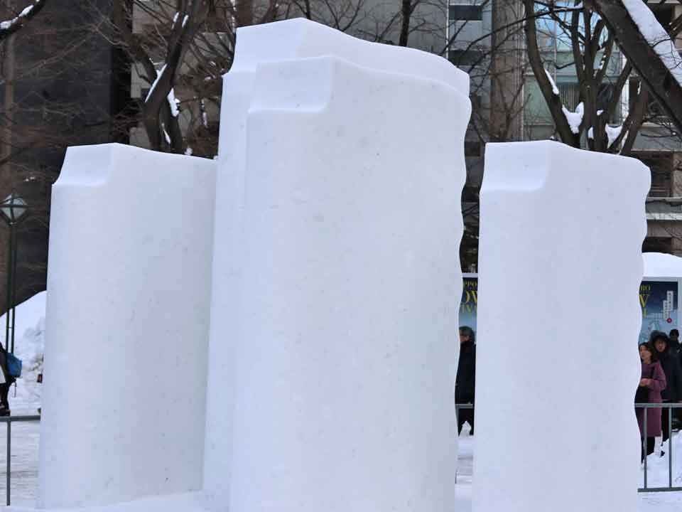 雪像彫刻：風のいす