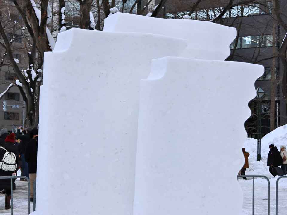 雪像彫刻：風のいす、横から羽のようなデザイン