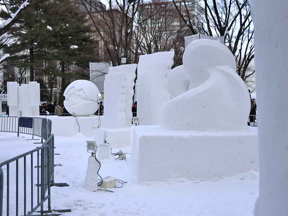 雪像彫刻を横から撮影