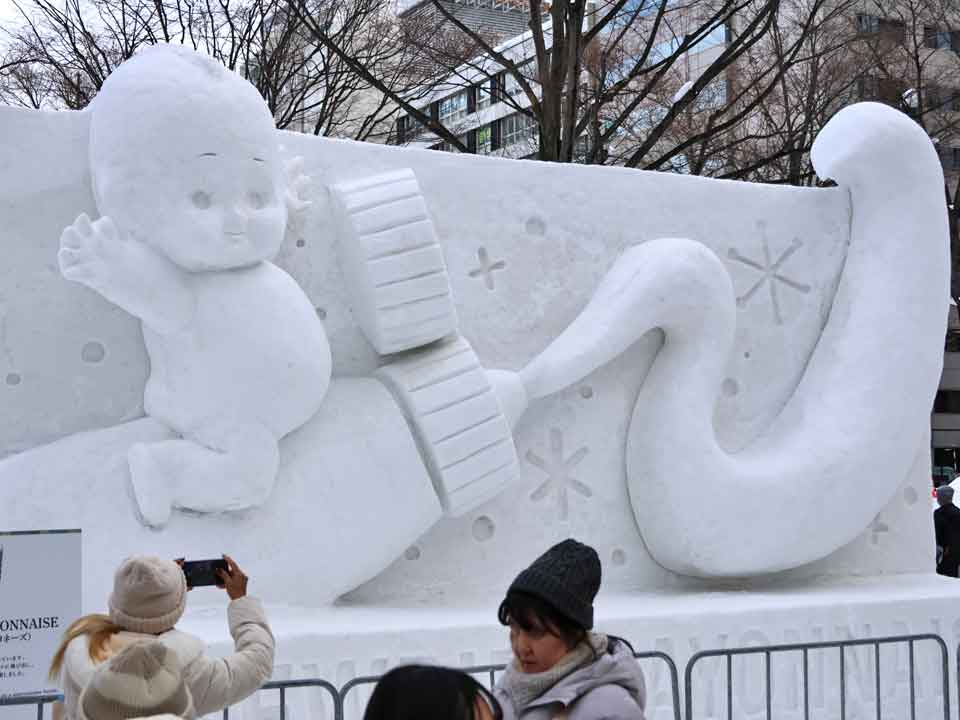 中雪像：キューピーマヨネーズ