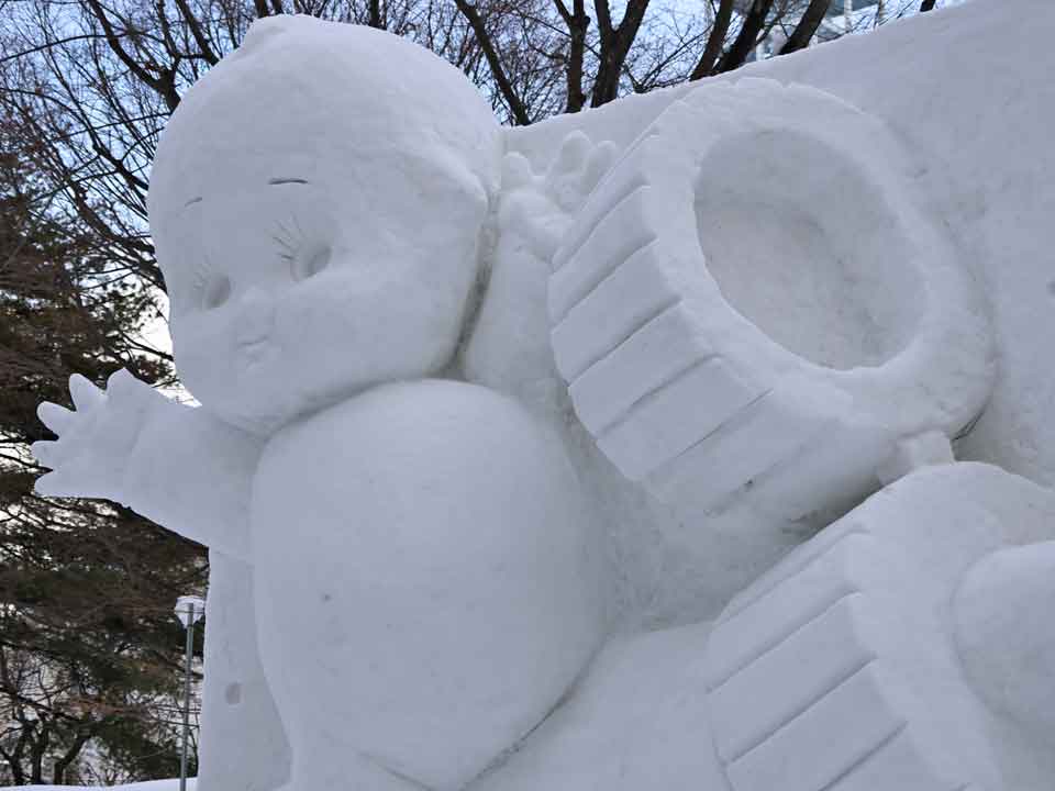 中雪像：キューピーをズーム