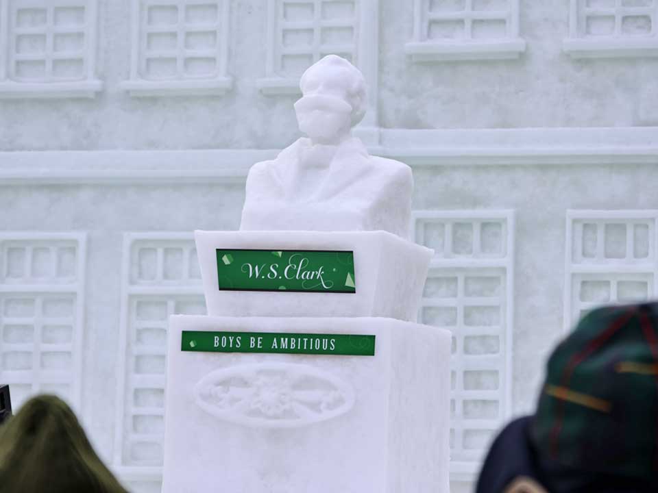 雪像クラーク博士