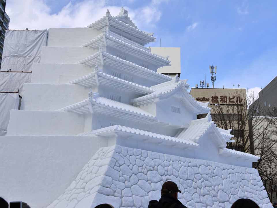 大雪像：会津鶴ヶ城を横から撮影