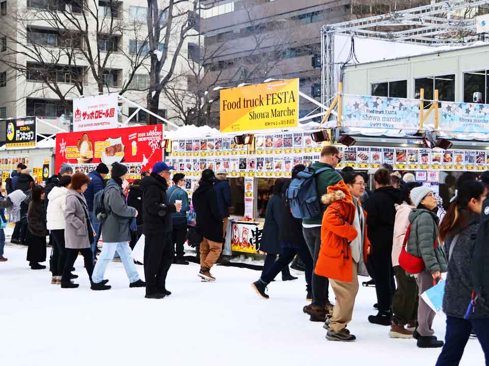 雪のHTB広場：中央にフード屋台